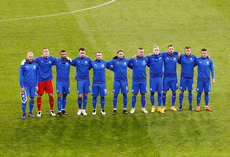 Við erum 1-0 yfir í hálfleik.
