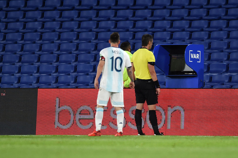 Messi fylgist með Claus í VAR skjánum.