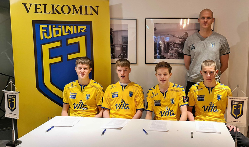 Gunnar Már Guðmundsson er hér ásamt leikmönnunum fjórum