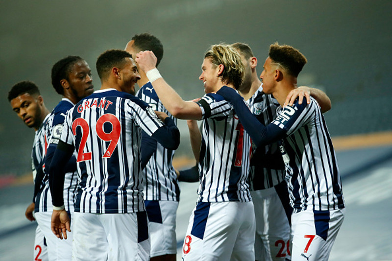 Leikmenn West Brom fagna marki sínu.
