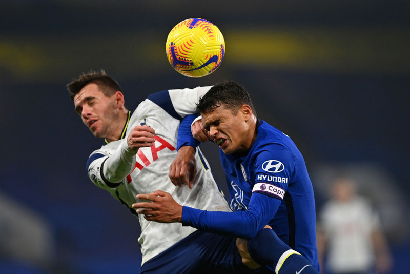 Giovani Lo Celso og Thiago Silva i baráttunni.
