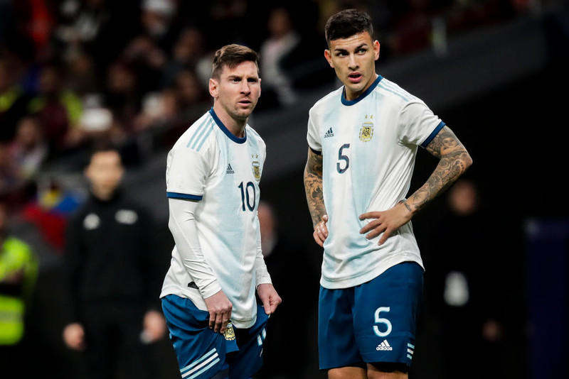 Leandro Paredes og Lionel Messi eru liðsfélagar í argentínska landsliðinu