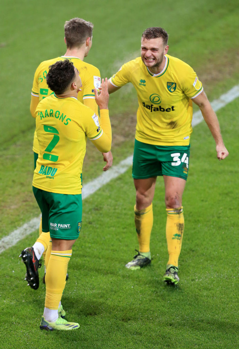 Norwich er með sjö stiga forystu.