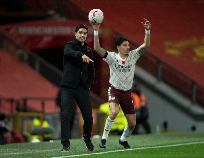 Mikel Arteta, stjóri Arsenal, og Hector Bellerin. Ætli hann sé búinn að læra að taka innkast?