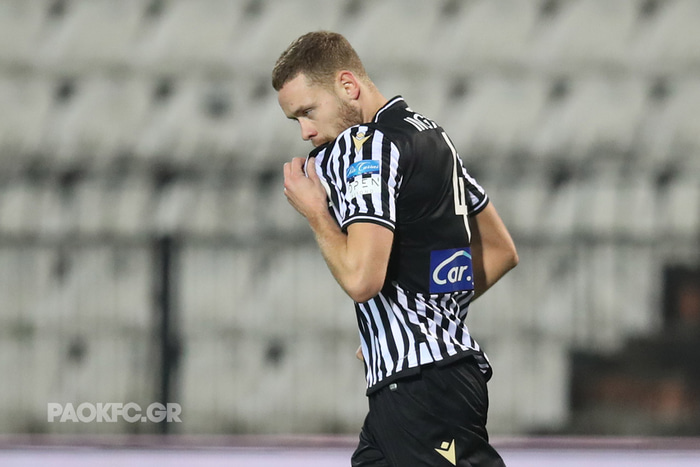 Sverrir vann deildina einu sinni og bikarinn tvisvar sem leikmaður PAOK.