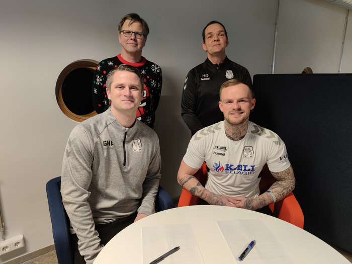 Mynd frá undirskrift af Aroni Spear, Gunnar Heiðar þjálfara, Hannes Gústafssyni formanni og Hjalta Kristjánssyni framkvæmdastjóra.