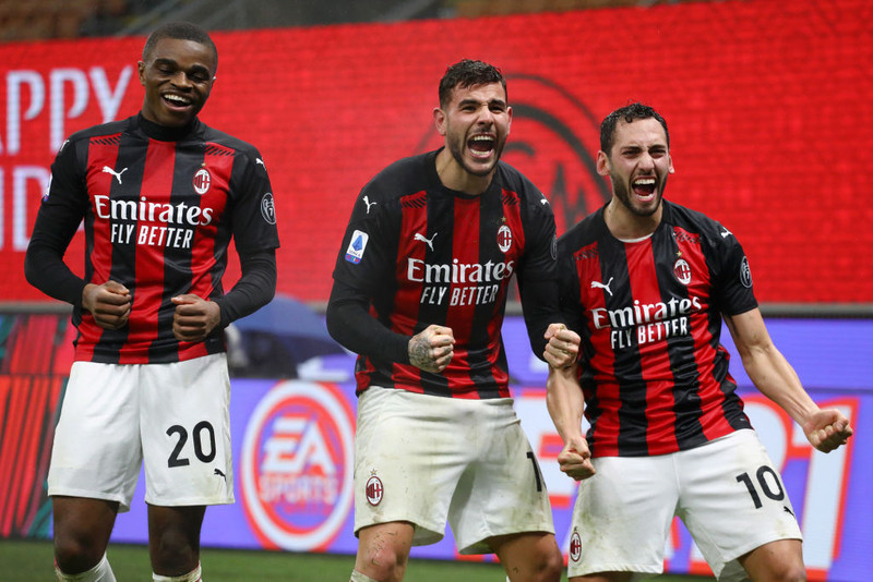 Theo Hernandez og Hakan Calhanoglu fagna marki rétt fyrir jól.