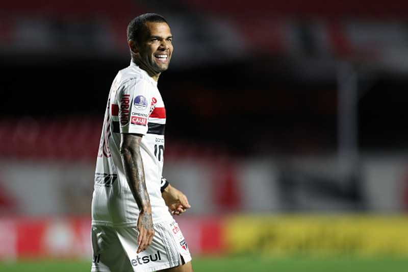 Alves leikur í heimalandi sínu með Sao Paulo.