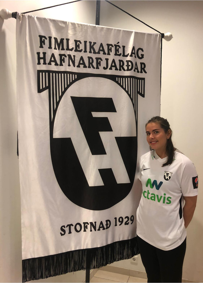 Esther skrifaði undir samning við FH.