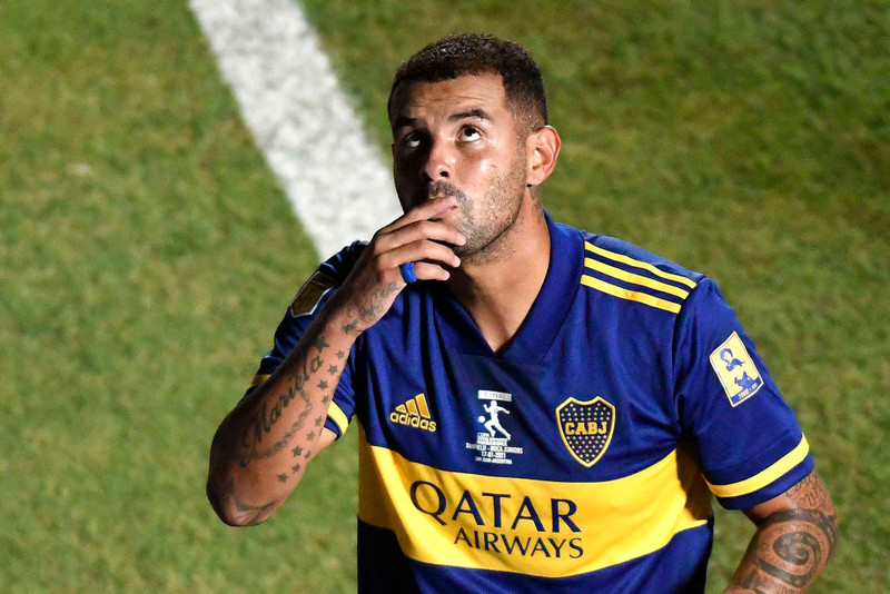 Edwin Cardona horfir til himins og þakkar fyrir sig
