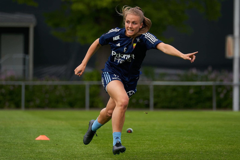 Ég byrjaði að æfa fótbolta þar af því besta vinkona mín byrjaði að æfa og ég nennti ekki að bíða eftir henni, svo ég byrjaði bara líka.