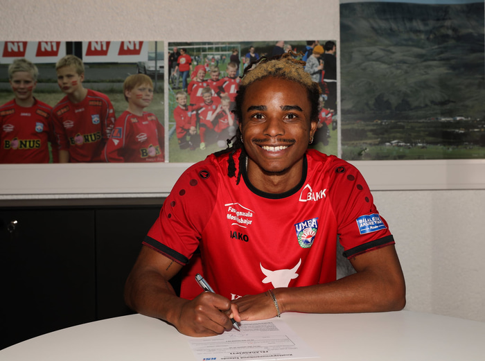 Jordan við undirskriftina hjá Aftureldingu fyrir tveimur árum síðan.