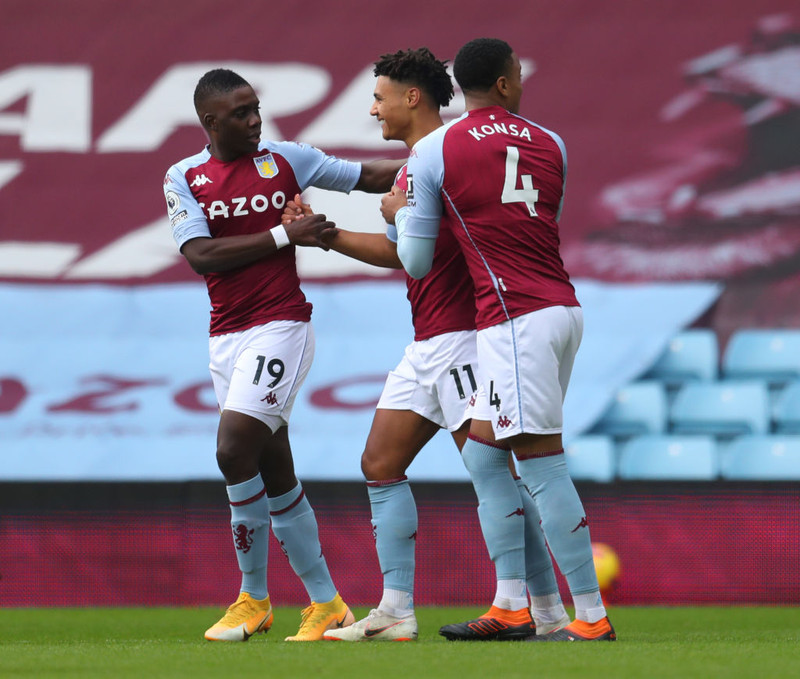 Leikmenn Aston Villa fagna marki Ollie Watkins