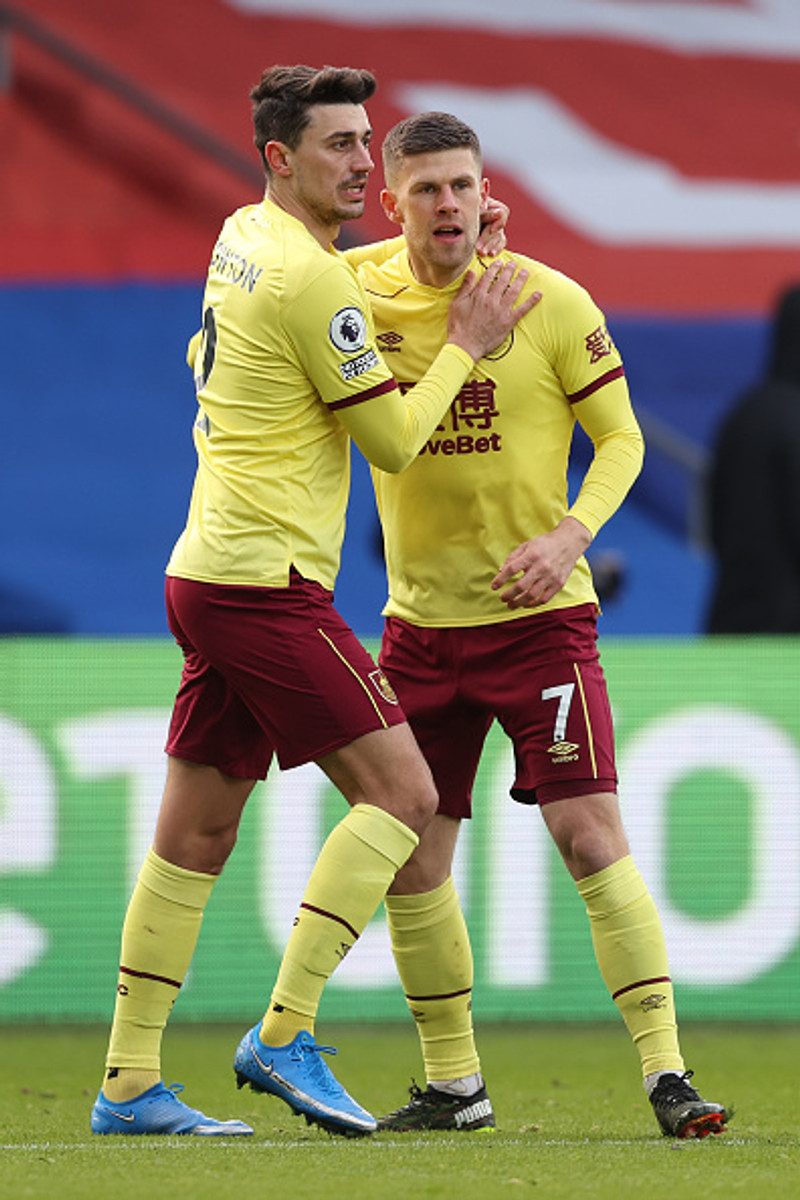 Markaskorarnir Matt Lowton og Jóhann Berg.