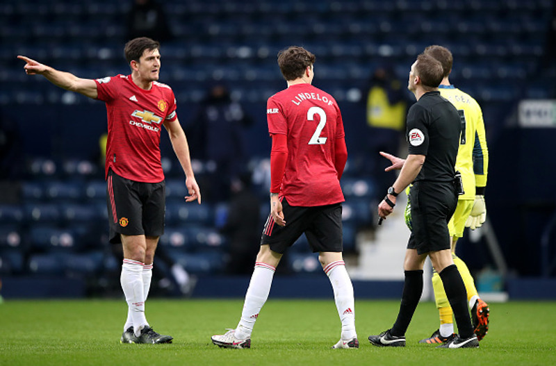 Maguire ræðir við Craig Pawson, dómara.
