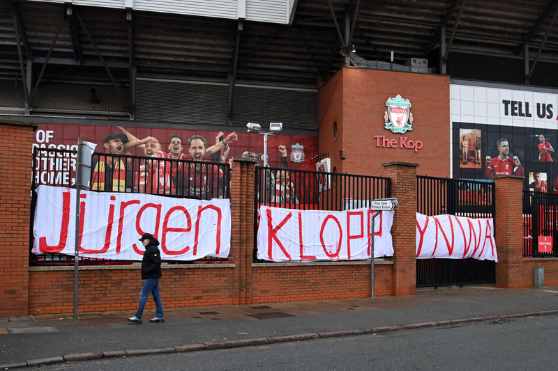 Stuðningsmenn Liverpool settu upp þennan borða fyrir utan Anfield, heimavöll félagsins.