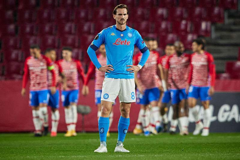 Fabian svekktur og leikmenn Granada fagna í bakgrunni.