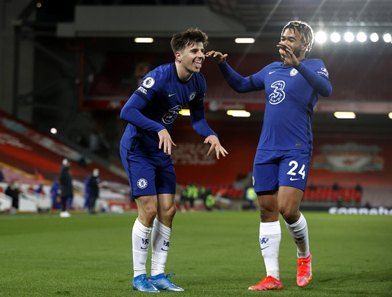 Mason Mount fagnar marki gegn Liverpool í gær.
