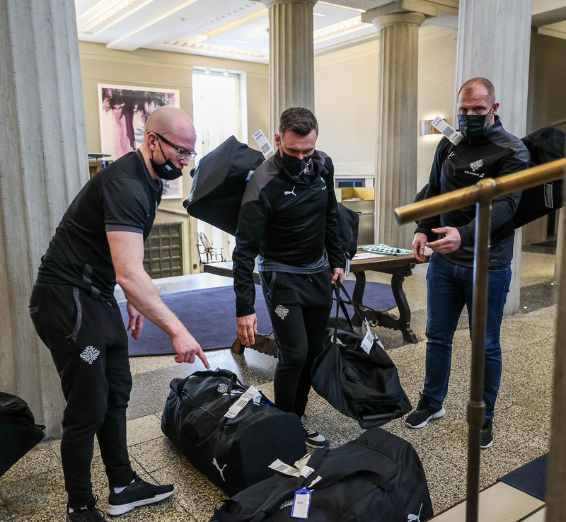 Arnar og Eiður hjálpuðu til við að bera töskur inn á hótel íslenska landsliðsins í Þýskalandi í dag.