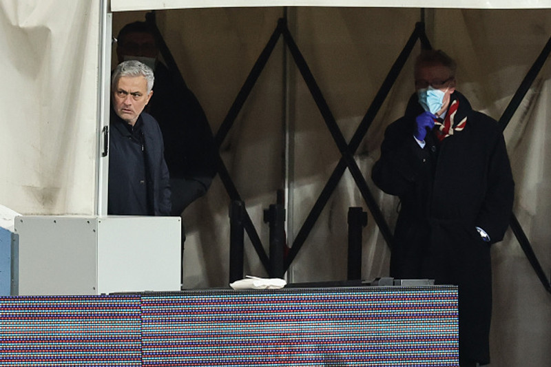 Mourinho fylgist með.