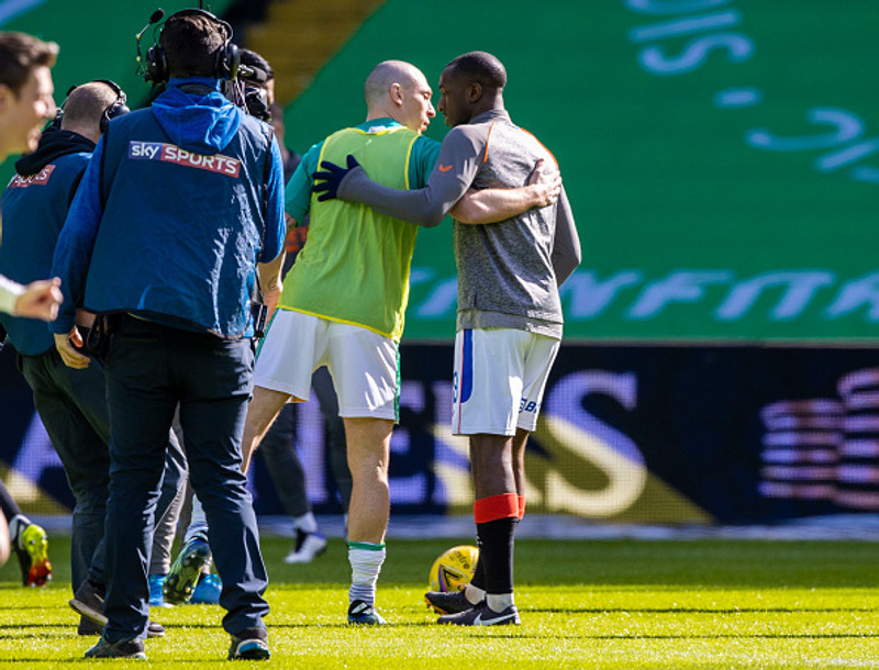 Scott Brown, fyrirliði Celtic, fór til Glen Kamara fyrir leik og sýndi honum stuðning.