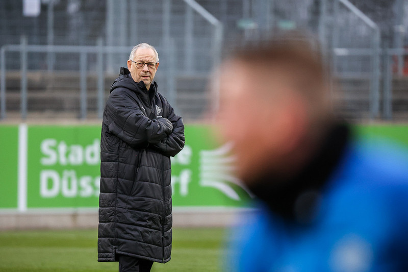 Lars Lagerback á æfingu Íslands í gær.