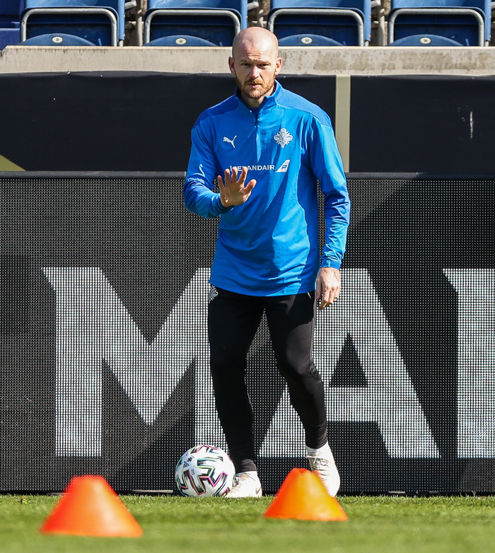 Aron Einar á æfingu íslenska landsliðsins í dag.