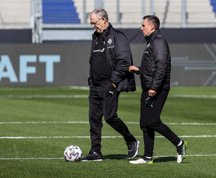 Arnar ræðir við Lars Lagerback á æfingu íslenska liðsins í Duisburg í dag.