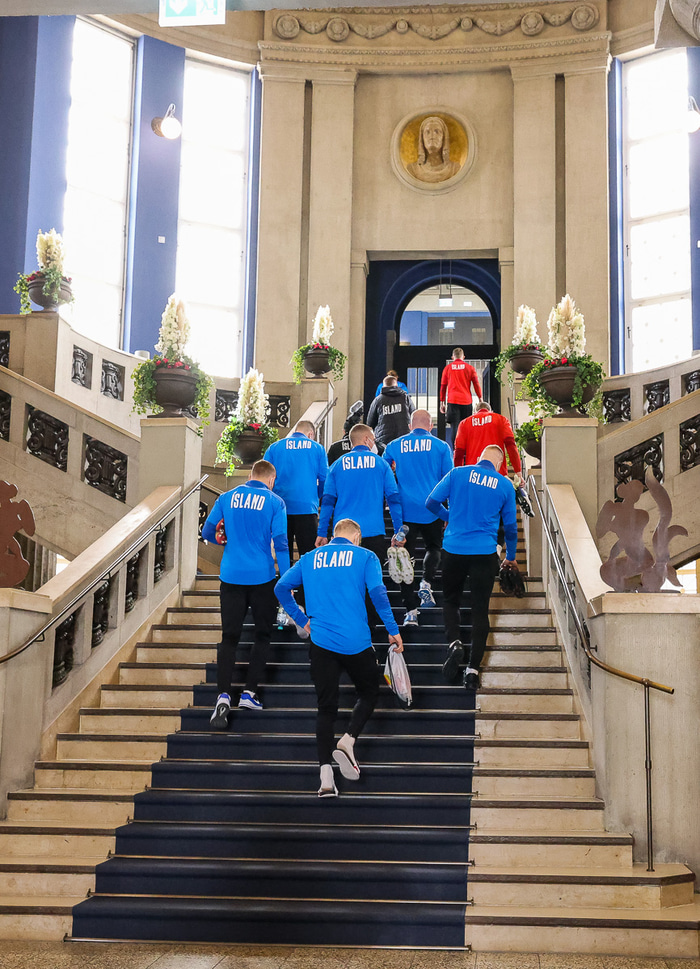 Íslenska liðið er á hóteli í Dusseldorf í Þýskalandi þar sem fer vel um þá.