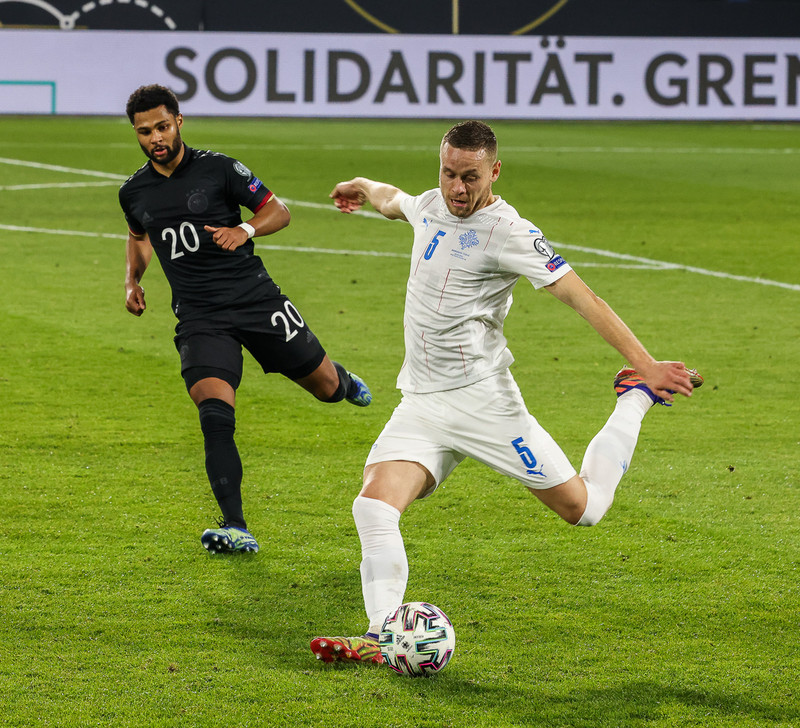 Úr leik Íslands og Þýskalands á dögunum. Gnabry, markaskorarinn í kvöld, pressar hér á Sverri Inga Ingason.
