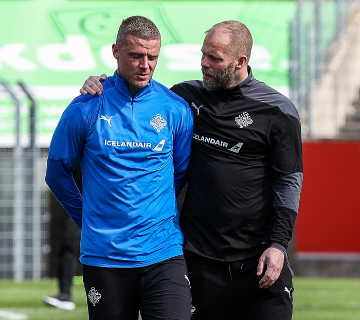 Ragnar Sigurðsson og aðstoðarlandsliðsþjálfarinn Eiður Smári Guðjohnsen.