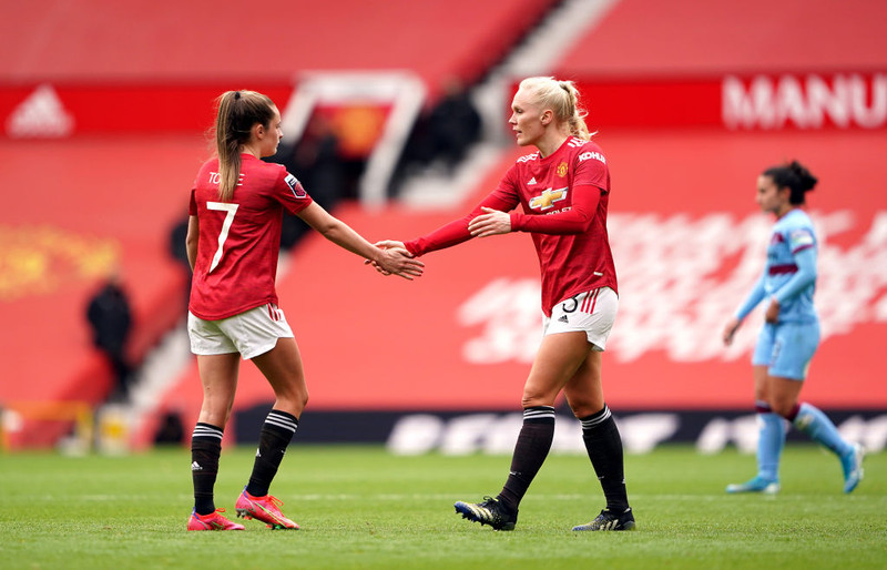 England: Tíu leikmenn City komu til baka í grannaslagnum