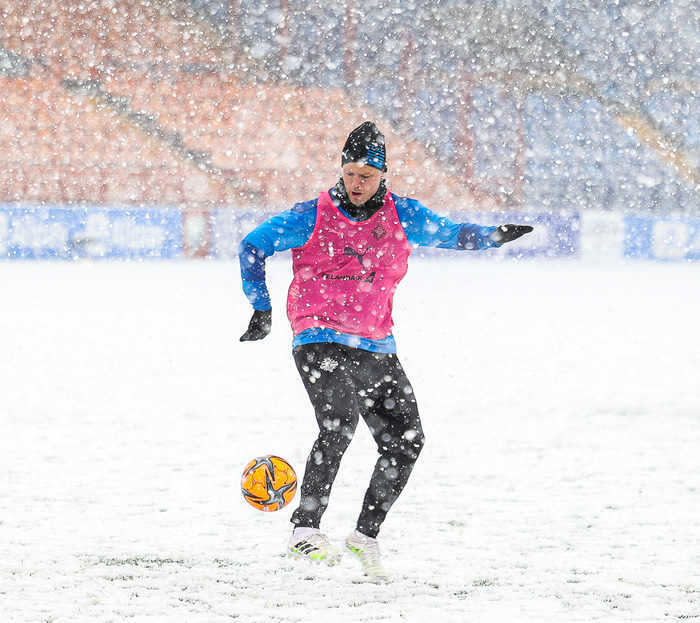 Á æfingu í snjókomunni í Armeníu.