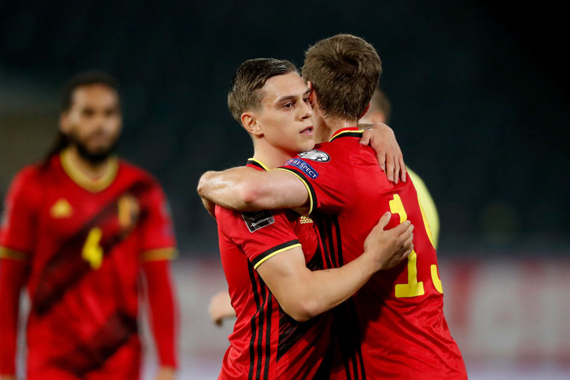 Leandro Trossard fagnar með Belgum