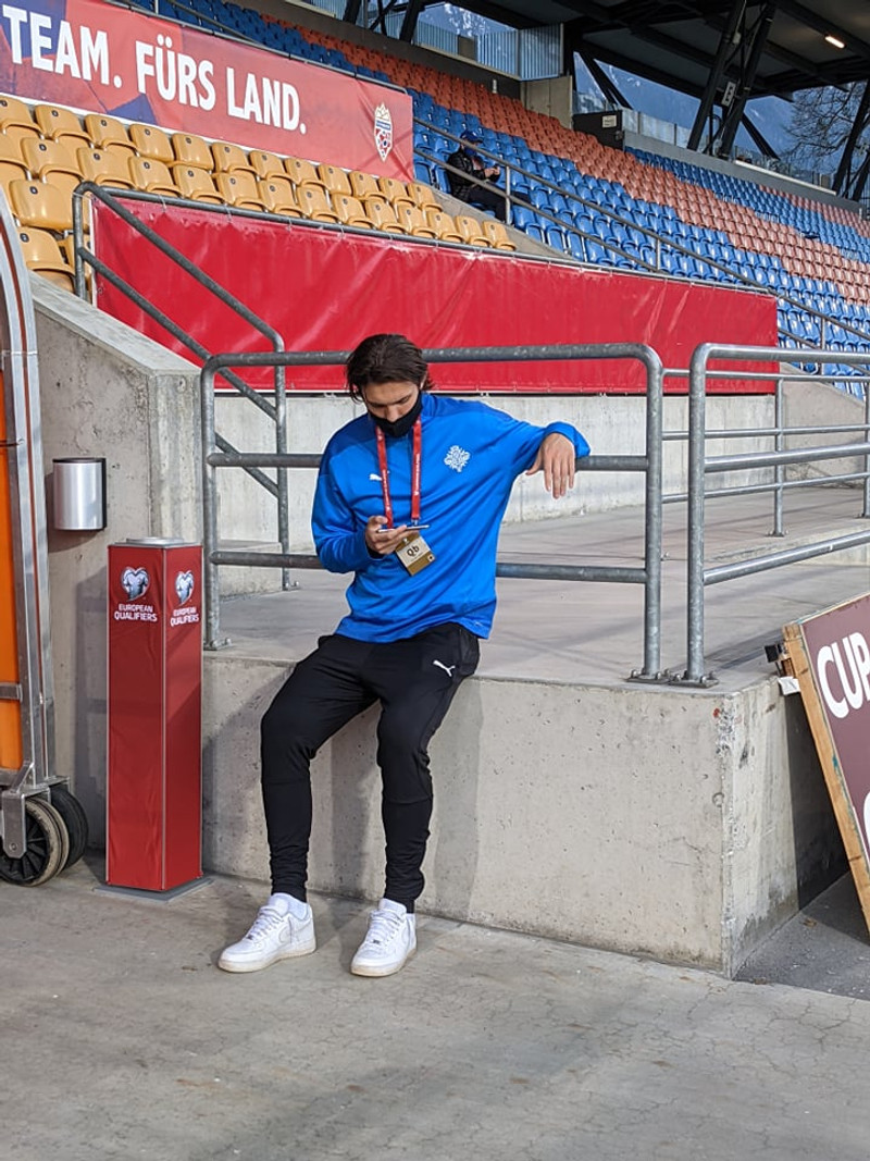 Willum að fylgjast með U21 landsliðinu í kvöld.