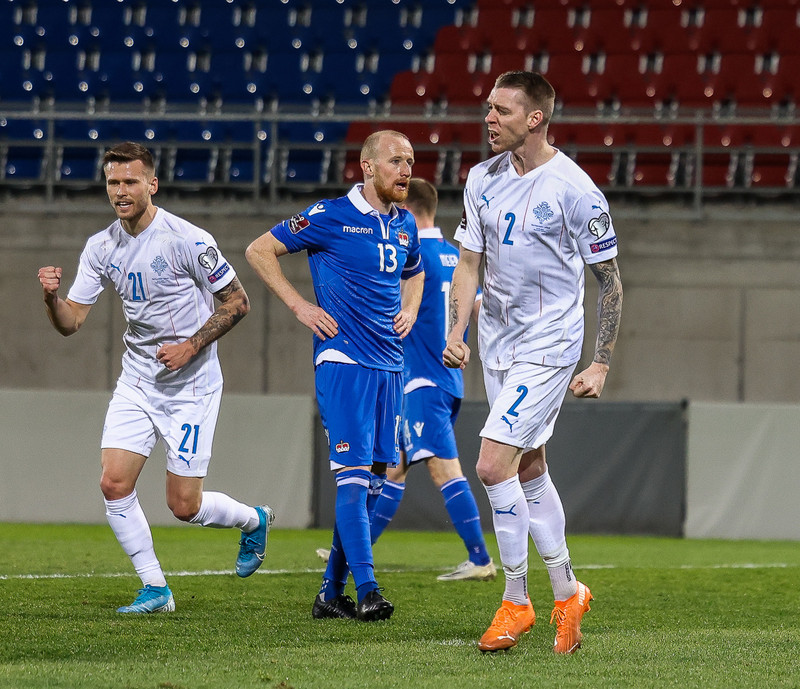 Birkir Már Sævarsson fagnar marki sínu í kvöld.