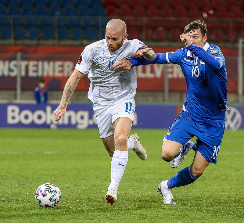 Aron Einar Gunnarsson í baráttunni.