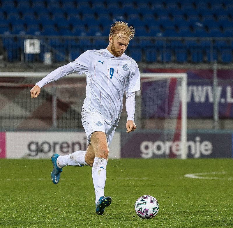 Sveinn Aron í fyrsta A-landsleiknum.