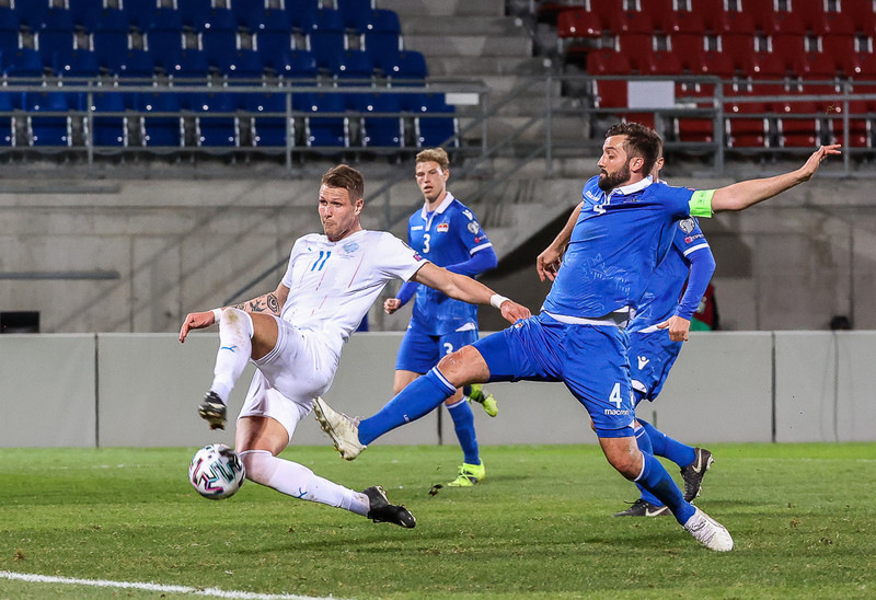 Daniel Kaufmann reynir að stöðva Hólmbert Aron í leiknum í Liechtenstein fyrr á árinu.
