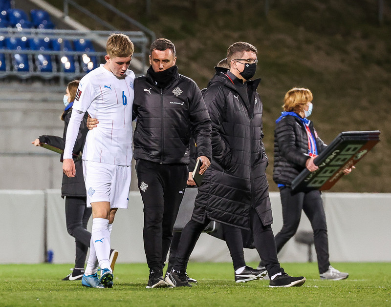 Arnar Þór Viðarsson, landsliðsþjálfari, ræðir við Ísak Bergmann Jóhannesson eftir leikinn í kvöld.