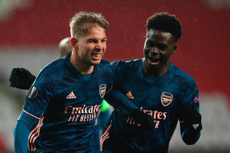 Smith Rowe við hlið Bukayo Saka.