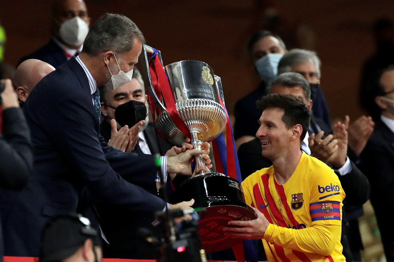 Sjáðu: Leikmenn fóru í röð til að fá mynd með Messi og bikarnum