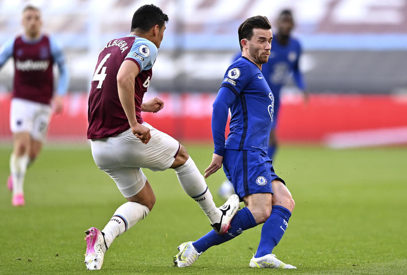 Balbuena fylgdi á eftir og fór í Chilwell eins og sést á myndinni