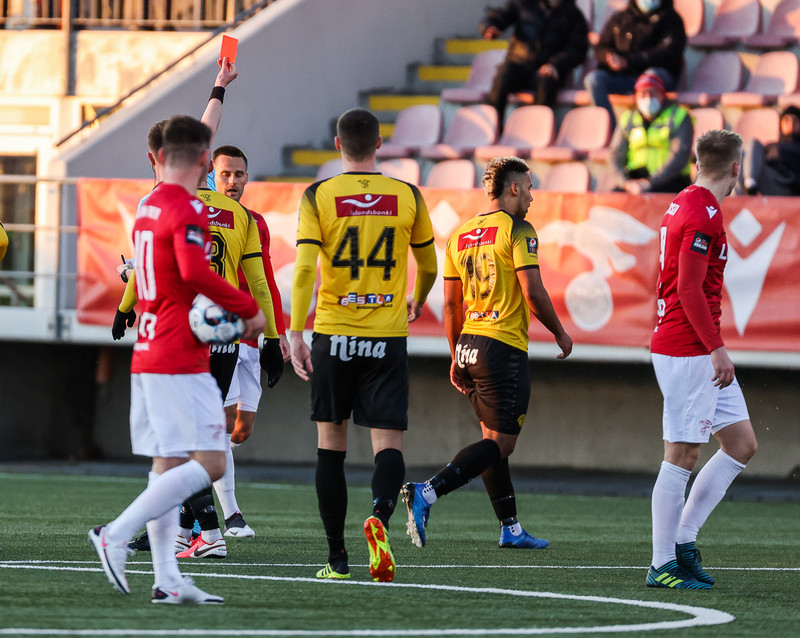 Ísak fékk rautt - „Eiga Íslendingar ekki að vera grjótharðir?''