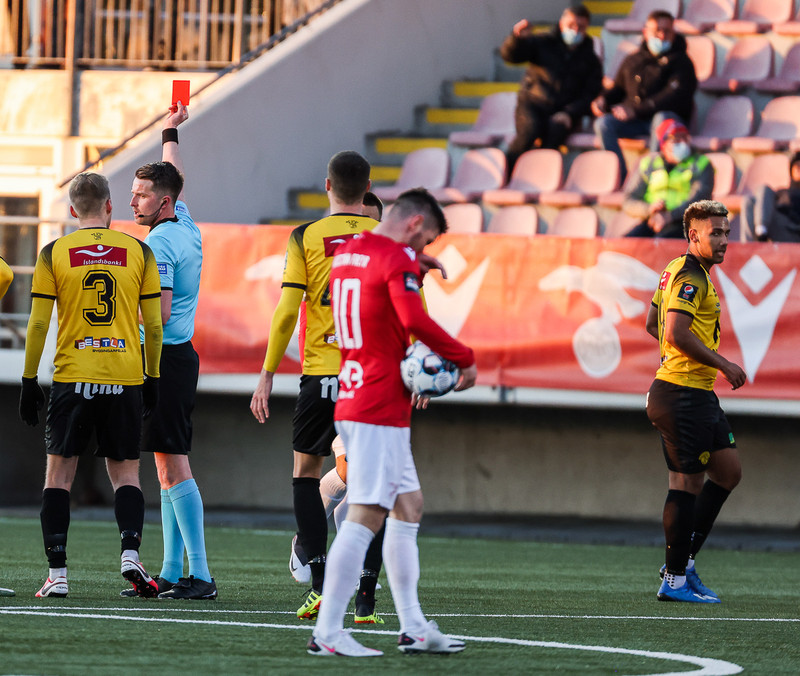 Ísak fékk rautt - „Eiga Íslendingar ekki að vera grjótharðir?''
