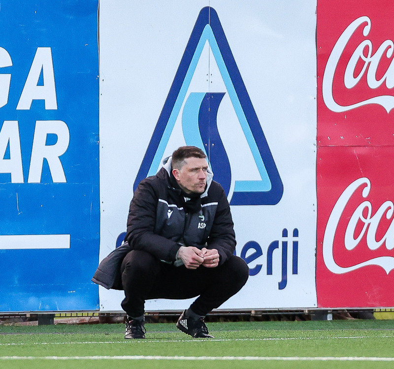 Atli Sveinn Þórarinsson á hliðarlínunni í sumar.