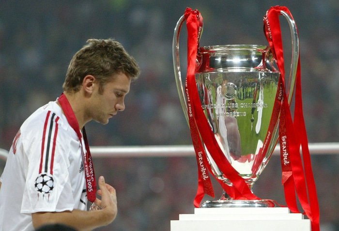 Andriy Shevchenko gengur framhjá bikarnum í Istanbúl