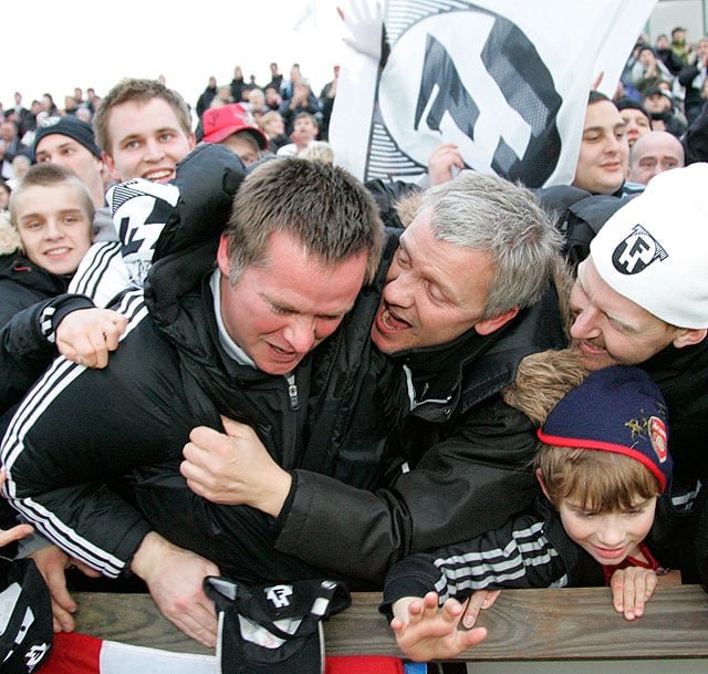 Heimir fagnar með stuðningsmönnum FH eftir ævintýralegan Íslandsmeistaratitil liðsins árið 2008.