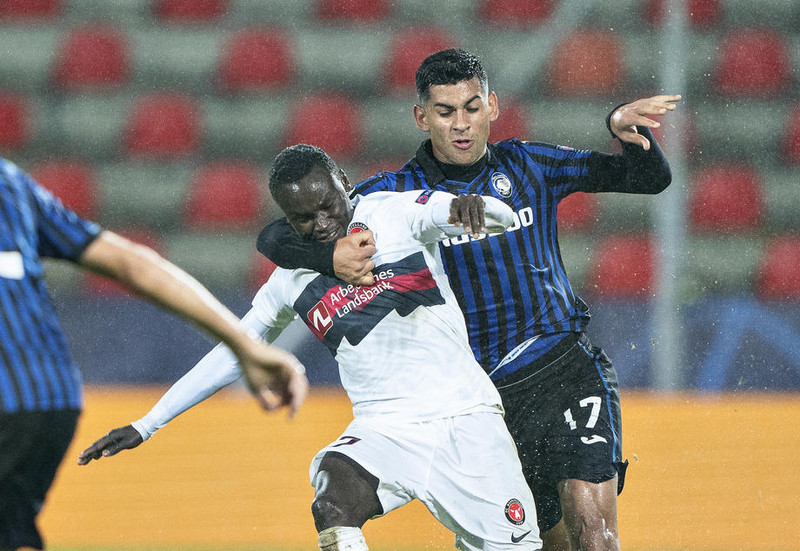 Romero með leikmann Midtjylland í góðu taki.