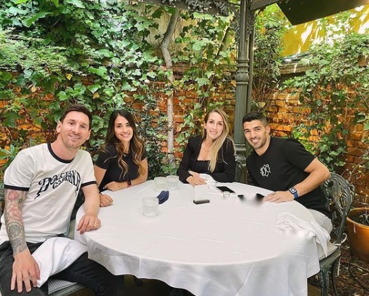 Messi og Suarez ásamt eiginkonum sínum.